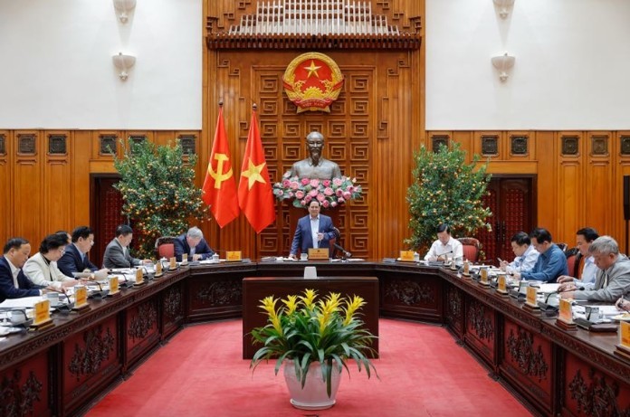 Thủ tướng yêu cầu tập trung vào những giải pháp quan trọng như thực hiện chính sách tiền tệ chủ động, linh hoạt, kịp thời, phù hợp với diễn biến tình hình; chính sách tài khóa mở rộng có trọng tâm, trọng điểm hơn nữa - Ảnh: VGP