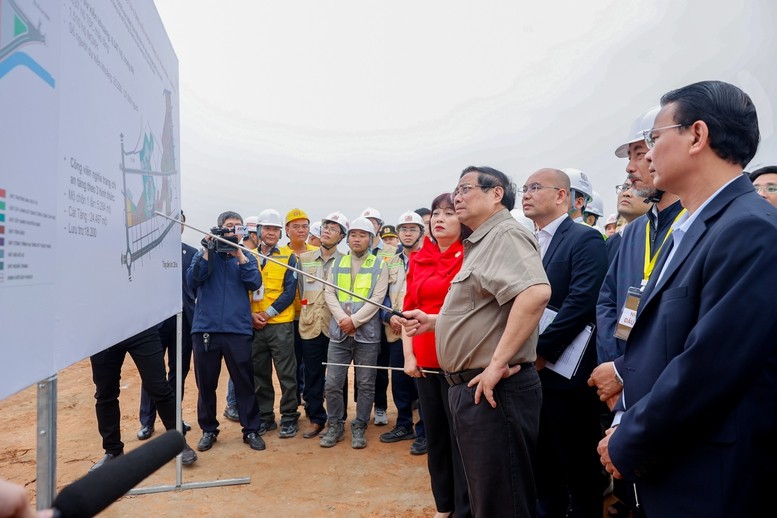 Thủ tướng kiểm tra dự án Khu quy hoạch tái định cư - Ảnh: VGP.