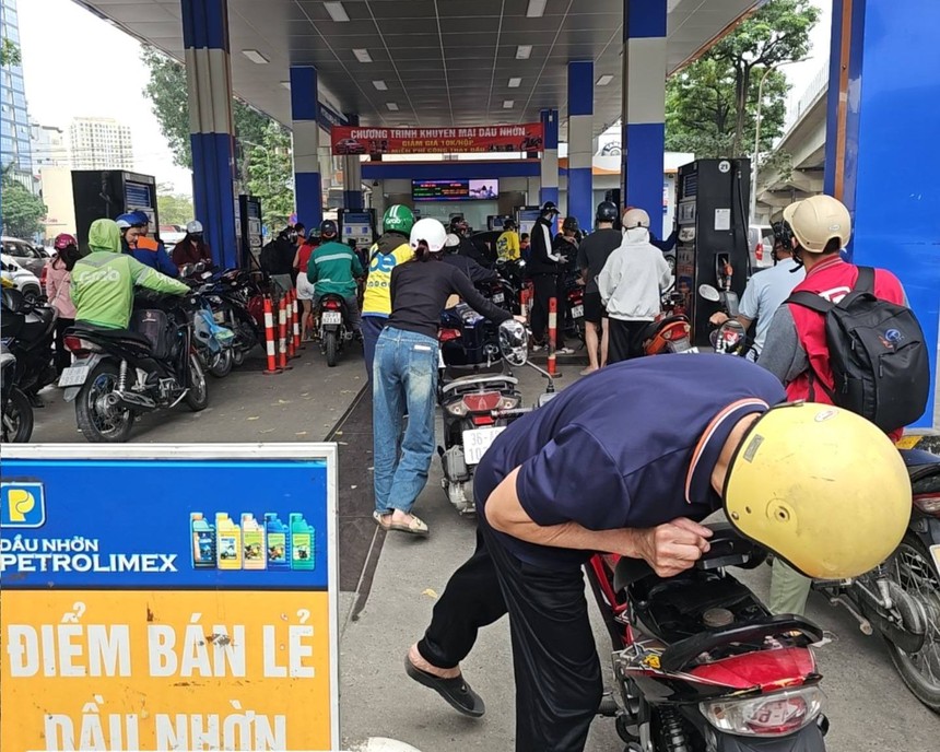 Người dân nhiều địa phương đổ xô đi mua, tích trữ xăng dầu khiến nhu cầu tiêu thụ nhiên liệu tăng gấp rưỡi, thậm chí gấp đôi. 