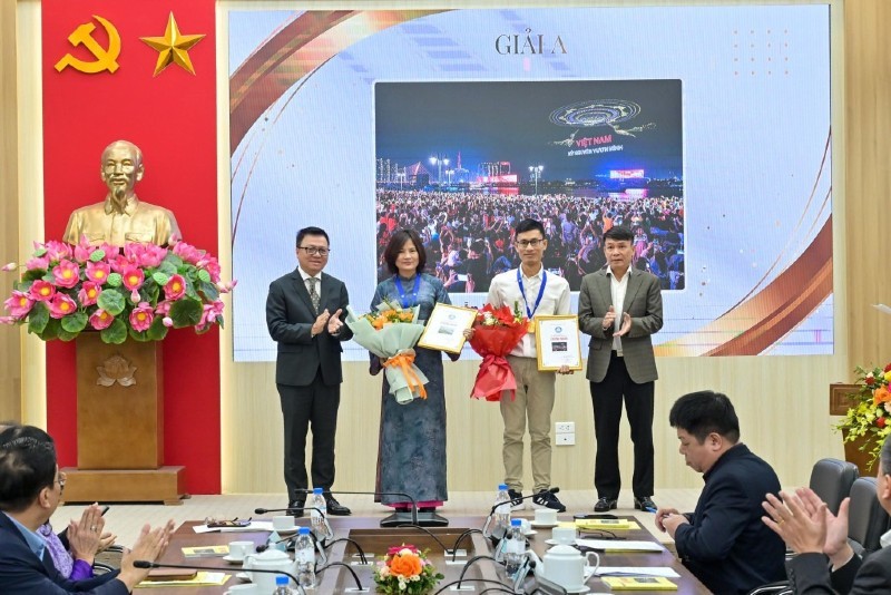 Ban tổ chức trao giải cho các tác giả đoạt giải.