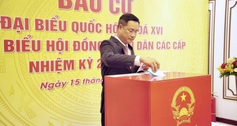 Bí thư Thành ủy Đà Nẵng Lê Ngọc Quang bỏ phiếu tại khu vực bỏ phiếu số 15, phường Hải Châu, Đà Nẵng. Ảnh: Đ.N