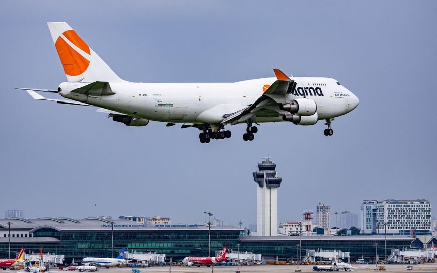 Một tàu bay chở hàng hóa hạ cánh xuống sân bay Tân Sơn Nhất. (Ảnh: Lưu Ngọc Tuấn). 