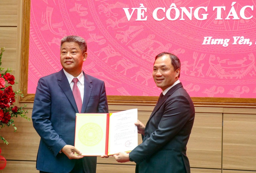 Phó trưởng Ban Thường trực Ban Tổ chức Trung ương (bên phải) trao Quyết định của Bộ Chính trị cho ông Nguyễn Mạnh Quyền giữ chức Phó Bí thư Tỉnh ủy Hưng Yên, nhiệm kỳ 2025 - 2030.