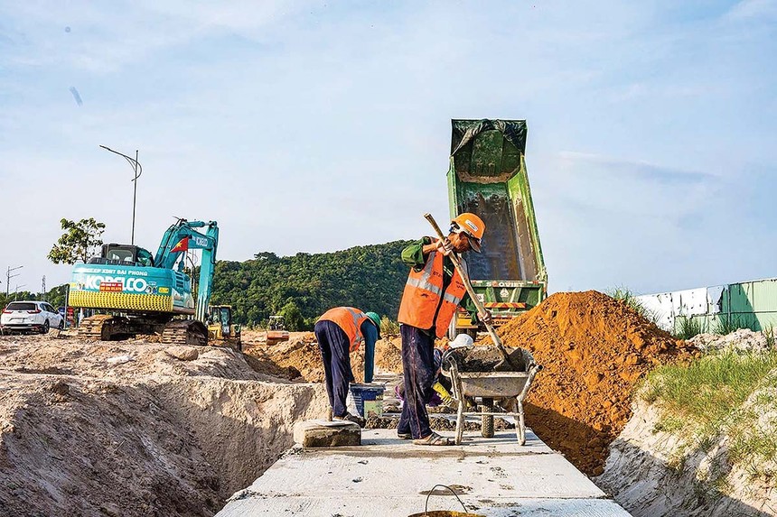 Thi công Dự án tuyến đường ĐT975 - Phú Quốc (Ảnh: P.V) 