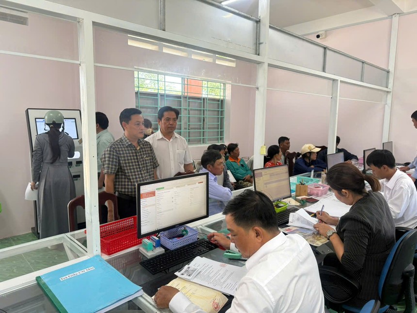 Xử lý hồ sơ trực tuyến tại Trung tâm Phục vụ hành chính công xã Long Thạnh, An Giang - Ảnh: VGP