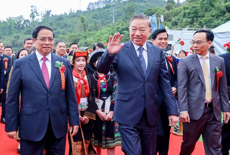 Tổng Bí thư Tô Lâm, Thủ tướng Chính phủ Phạm Minh Chính tới dự lễ khởi công tại điểm cầu chính, Trường phổ thông nội trú tiểu học và trung học cơ sở Đồng Đăng, xã Đồng Đăng, tỉnh Lạng Sơn - Ảnh: VGP.