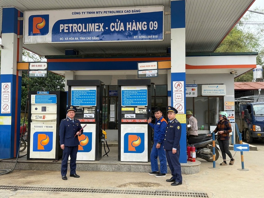 Lực lượng Quản lý thị trường giám sát hoạt động kinh doanh xăng dầu. 