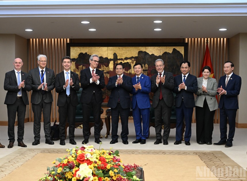 Thủ tướng Phạm Minh Chính và ông Fernando Andresen Guimaraes với các thành viên hai đoàn. Ảnh: Trần Hải.