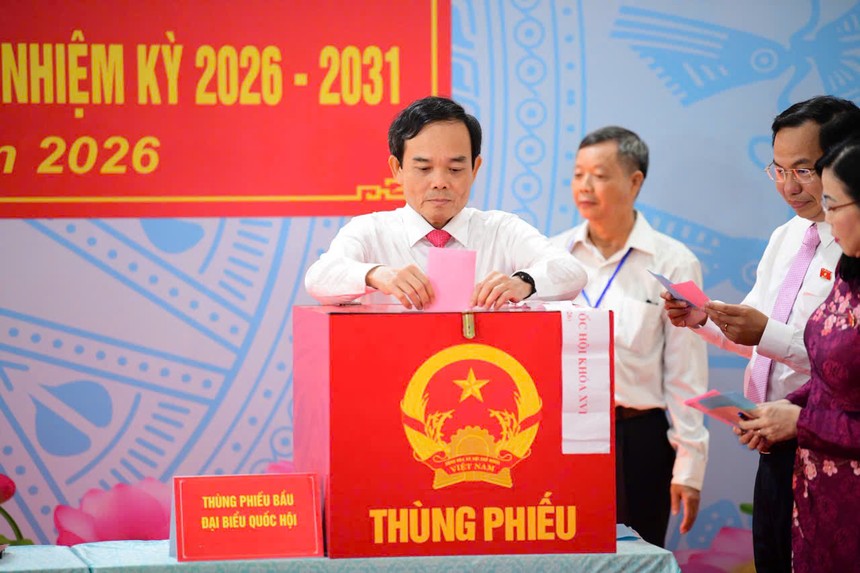 Bí thư Thành ủy TP.HCM Trần Lưu Quang bỏ phiếu bầu cử. Ảnh: Lê Toàn.