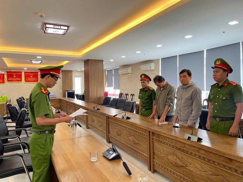 Cơ quan Cảnh sát điều tra Công an TP.Đà Nẵng tống đạt các quyết định khởi tố đối với các bị can. Ảnh: C.A Đà Nẵng