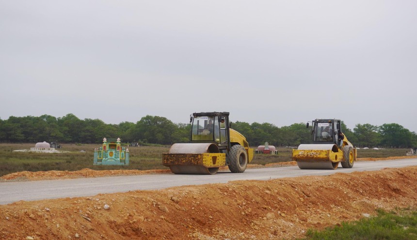 Dự án Đường ven biển kết nối hành lang kinh tế Đông - Tây giai đoạn 1 đang thi công.