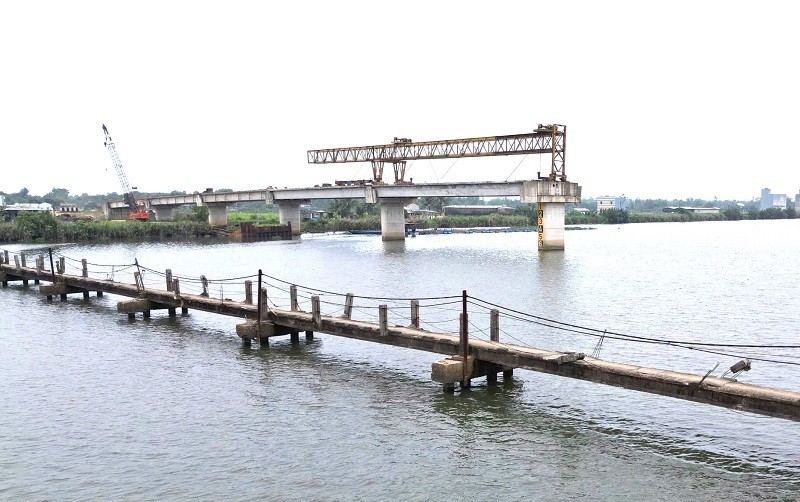 Dự án Cầu Tam Tiến và đường dẫn có tổng vốn đầu tư 220 tỷ đồng, do Công ty TNHH Thanh Tùng thi công.