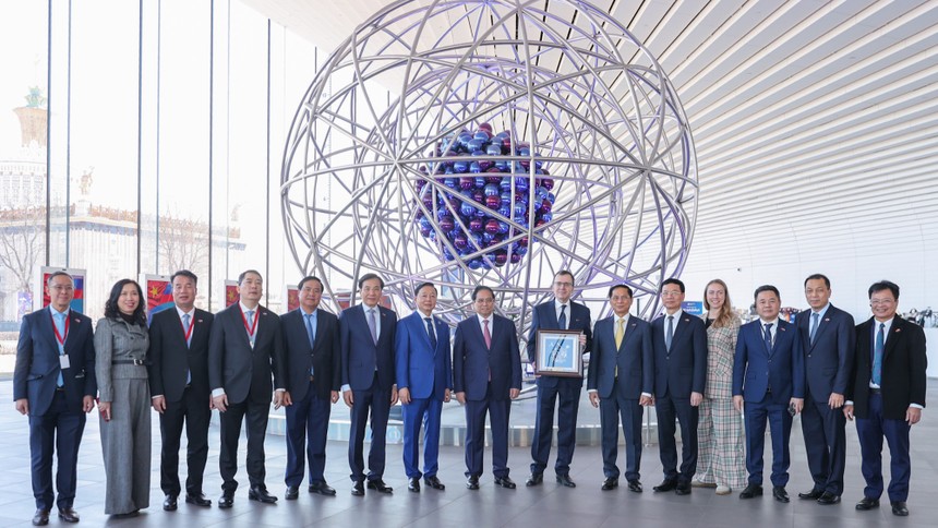 Thủ tướng Phạm Minh Chính tặng quà Bảo tàng Năng lượng Nguyên tử - Ảnh: VGP/Nhật Bắc