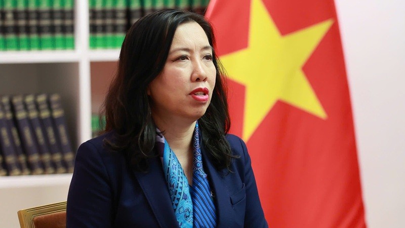 Thứ trưởng Bộ Ngoại giao Lê Thị Thu Hằng trả lời phỏng vấn báo chí.