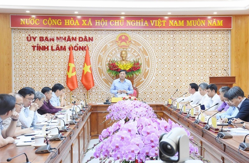 Phó chủ tịch Thường trực UBND tỉnh Lâm Đồng Lê Trọng Yên chủ trì cuộc họp nghe báo cáo tình hình triển khai và tiến độ thực hiện hai dự án Nhà máy nhiệt điện khí LNG Sơn Mỹ I, II. Ảnh: Kim Hiền