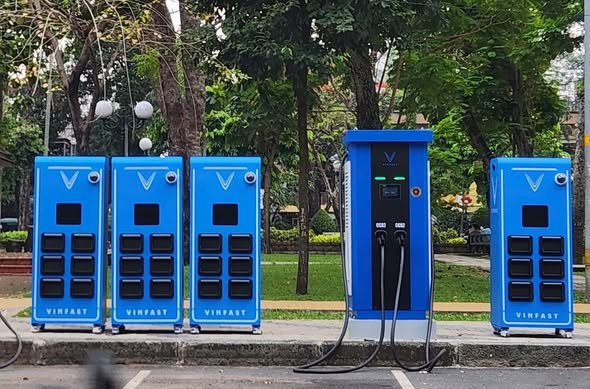 Các tủ đổi pin được lắp đặt trên vỉa hè TP.HCM