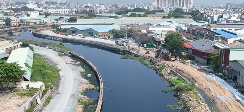 Một đoạn kênh Tham Lương - Bến Cát - Rạch Nước Lên đang thi công 