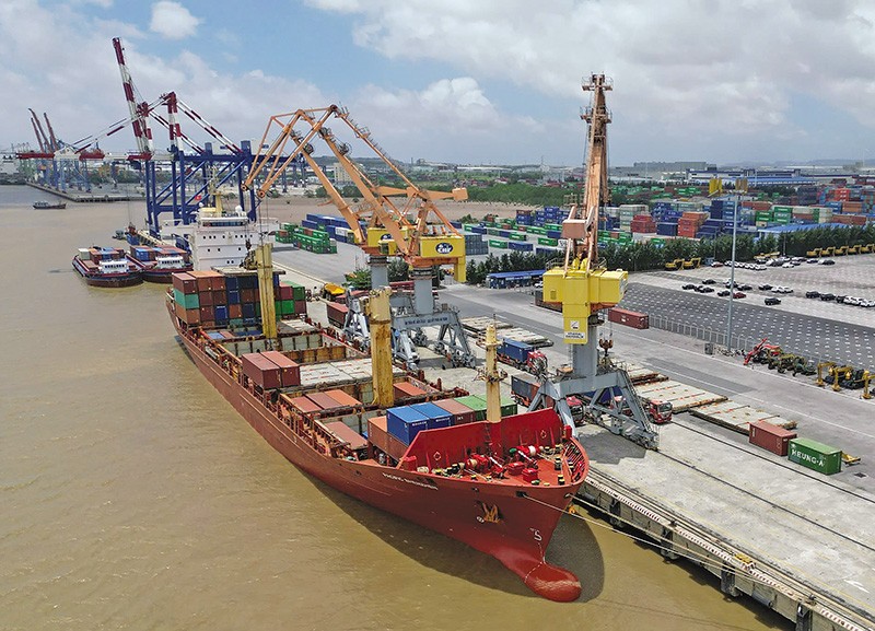 Các đơn vị cung cấp dịch vụ vận tải hàng hóa đang chịu sức ép rất lớn do giá nhiên liệu, đặc biệt là giá dầu diesel tăng cao. Ảnh: P.V