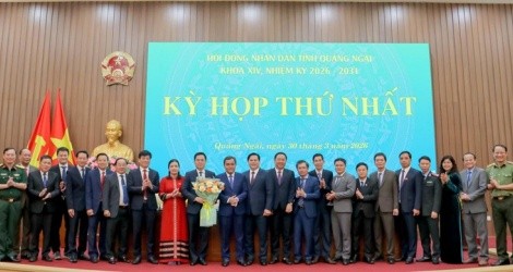 Bí thư Tỉnh ủy Quảng Ngãi Hồ Văn Niên tặng hoa chúc mừng lãnh đạo UBND tỉnh nhiệm kỳ 2026 - 2031. 