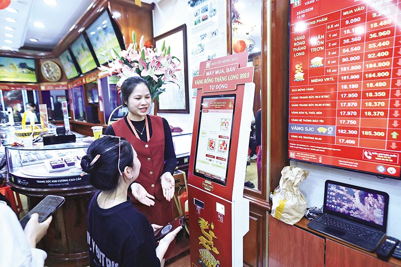 Cửa hàng vàng Bảo Tín Minh Châu có hành vi bán “vàng giấy” cho khách. Ảnh: Đức Thanh