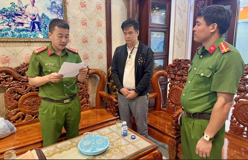 Đối tượng trong đường dây lừa đảo sàn tiền ảo Wedex nghe đọc lệnh bắt