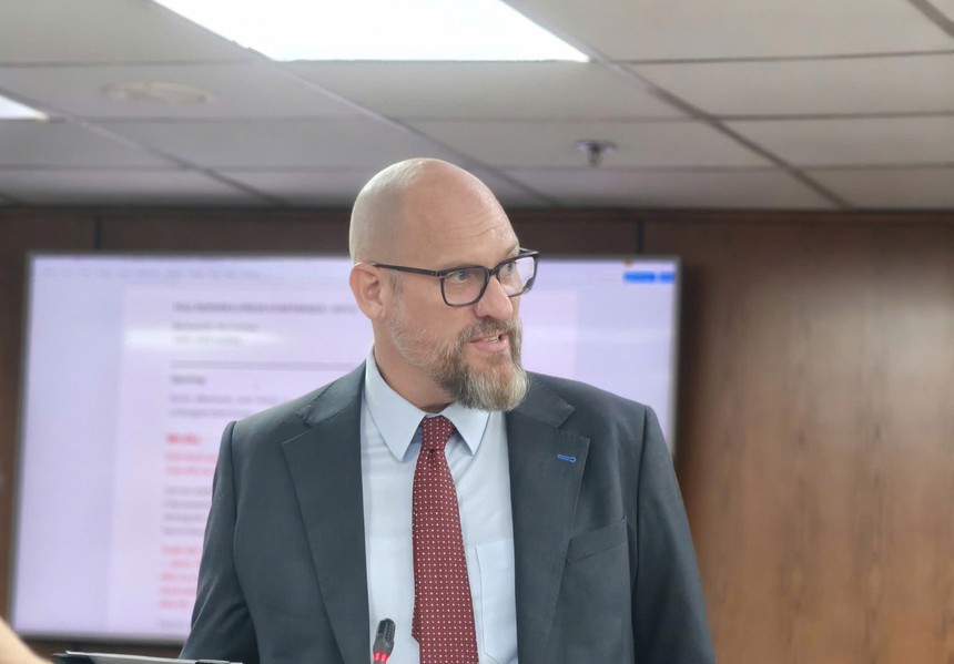 Ông Richard D. McClellan, Tổng giám đốc điều hành Trung tâm Tài chính quốc tế Việt Nam tại TP.HCM chia sẻ tại buổi họp báo.