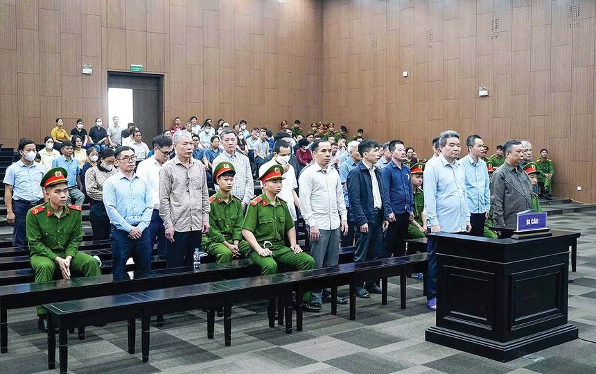 Các bị cáo bị đưa ra xét xử tại phiên tòa sơ thẩm (Ảnh: H.N) 