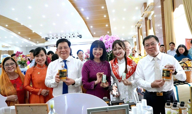 Lãnh đạo tỉnh An Giang cùng đại diện doanh nghiệp tại buổi họp mặt doanh nghiệp nhân kỷ niệm Ngày Doanh nhân Việt Nam 13/10/2025.