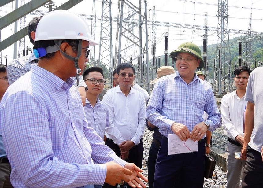 Phó Chủ tịch UBND tỉnh Quảng Trị Lê Đức Tiến (thứ hai từ phải ảnh) nghe báo cáo việc đấu nối truyền tải điện tại Trạm biến áp 220kV Hướng Tân với các dự án điện gió. Ảnh: Trường Nhật