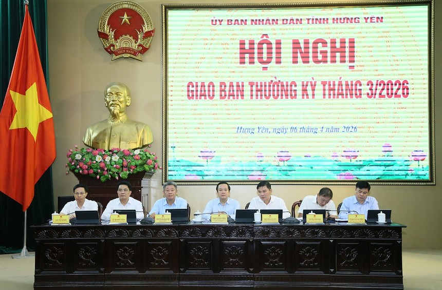 Ông Phạm Quang Ngọc, Ủy viên Trung ương Đảng, Phó Bí thư Tỉnh ủy, Chủ tịch UBND tỉnh; ông Nguyễn Mạnh Quyền, Phó Bí thư Tỉnh ủy cùng các Phó Chủ tịch UBND tỉnh chủ trì hội nghị.