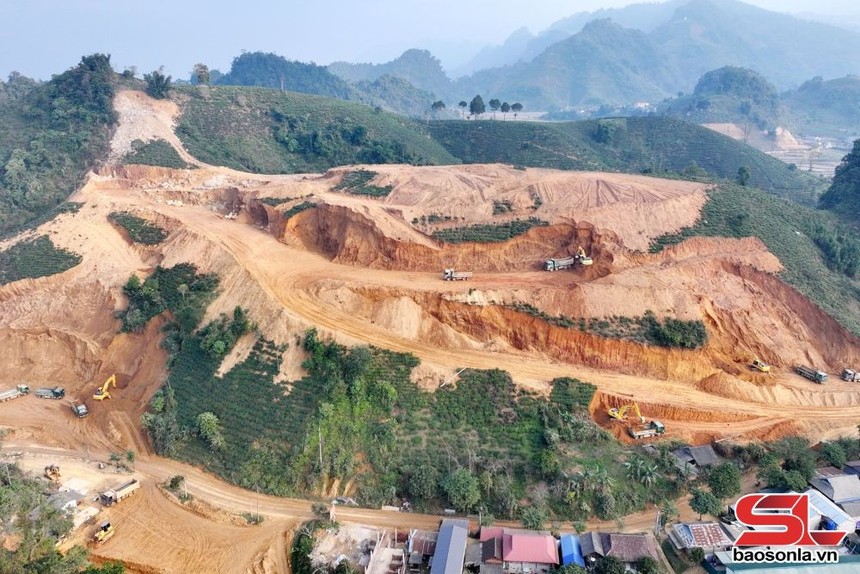 Thi công Dự án cao tốc Hòa Bình - Mộc Châu đoạn tuyến qua địa phận xã Tô Múa. (Ảnh: Báo Sơn La).