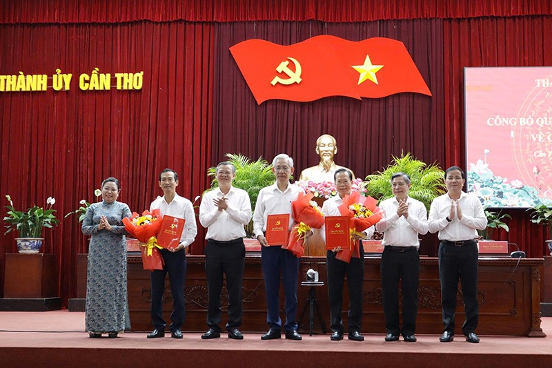 Lãnh đạo TP. Cần Thơ chúc mừng ông Lê Thanh Tâm (thứ 2 từ trái qua), ông Đỗ Thanh Thảo (thứ 4 từ trái qua) và ông Châu Việt Tha (thứ 5 từ trái qua). Ảnh: NH.N