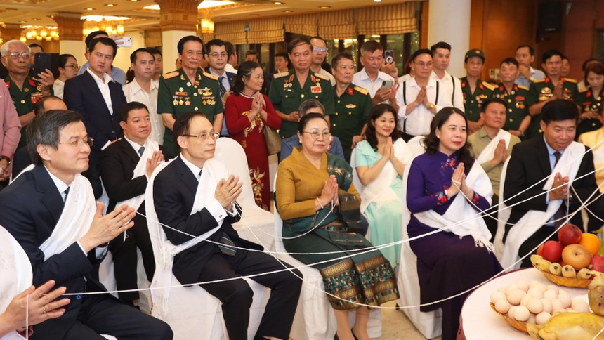 Tham dự buổi lễ có các đồng chí: Lê Hoài Trung, Ủy viên Bộ Chính trị, Bộ trưởng Ngoại giao; Đoàn Minh Huấn, Ủy viên Bộ Chính trị, Giám đốc Học viện Chính trị Quốc gia Hồ Chí Minh; Võ Thị Ánh Xuân, Bí thư Trung ương Đảng, Phó Chủ tịch nước, cùng một số đồng chí Ủy viên Trung ương Đảng, đại diện lãnh đạo các ban, bộ, ngành Trung ương và địa phương.