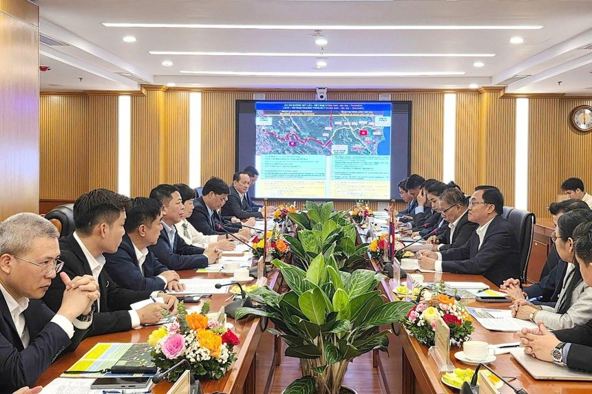 Quang cảnh buổi làm việc. 