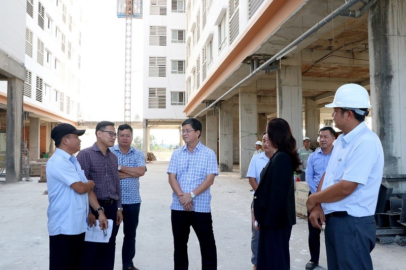 Phó chủ tịch UBND tỉnh Lâm Đồng Nguyễn Hồng Hải (giữa) kiểm tra Dự án Khu nhà ở cho công nhân Khu công nghiệp Hàm Kiệm II. Ảnh: T.T Dân