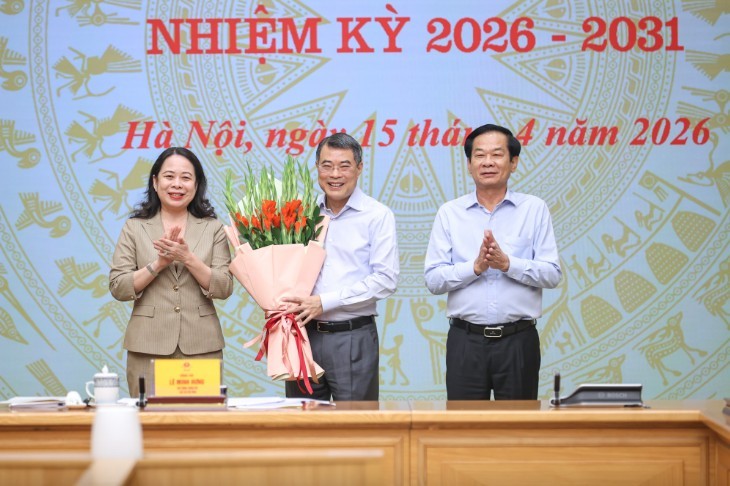 Phó Chủ tịch nước, Phó Chủ tịch Thứ nhất Hội đồng Thi đua-Khen thưởng Trung ương Võ Thị Ánh Xuân và Bộ trưởng Bộ Nội vụ, Phó Chủ tịch Thường trực Hội đồng Đỗ Thanh Bình tặng hoa chúc mừng Thủ tướng Lê Minh Hưng, Chủ tịch Hội đồng Thi đua-Khen thưởng Trung ương - Ảnh: VGP.