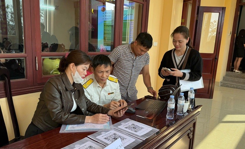 Công chức Thuế tỉnh Lạng Sơn hỗ trợ hộ kinh doanh kê khai thuế thu nhập. Ảnh: HV.