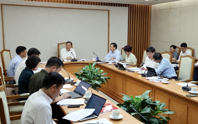 Phó Thủ tướng Thường trực Phạm Gia Túc làm việc với Bộ Xây dựng về thực hiện cắt giảm, đơn giản hóa thủ tục hành chính (TTHC), điều kiện kinh doanh - Ảnh: VGP.