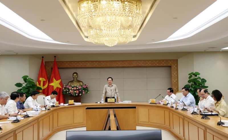 Phó Thủ tướng Hồ Quốc Dũng yêu cầu các bộ phải rà soát kỹ, bảo đảm công khai, minh bạch, "dứt khoát không được cắt chỗ này mà ghép vào chỗ khác" - Ảnh: VGP