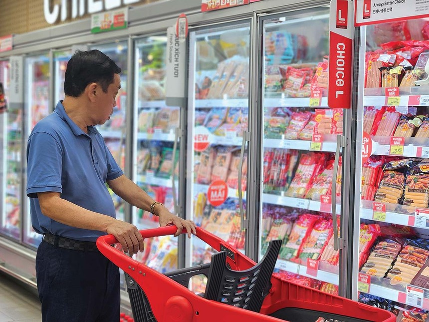 Người tiêu dùng thận trọng chi tiêu, ưu tiên giá trị. Trong khi đó, các thương hiệu bán lẻ cũng không còn mở rộng bằng mọi giá, mà chuyển sang chiến lược chọn điểm đặt cửa hàng kỹ lưỡng hơn 