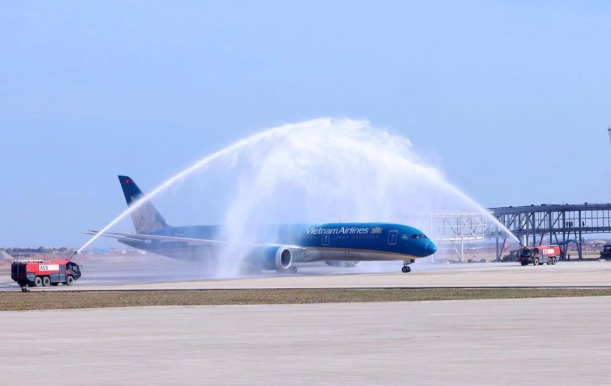 Chuyến bay chở khách đầu tiên do Vietnam Airlines khai thác hạ cánh tại Cảng hàng không quốc tế Long Thành vào ngày 19/12/2025.