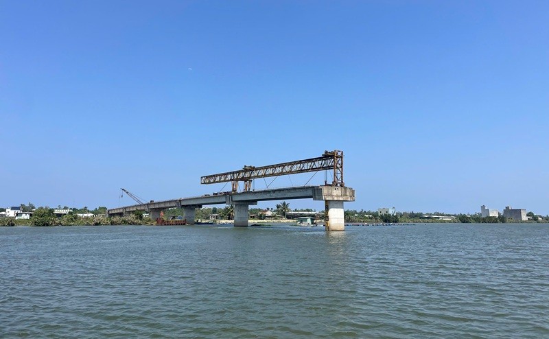 Dự án Cầu Tam Tiến và đường dẫn có tổng vốn đầu tư 220 tỷ vẫn dang dở sau 7 năm thi công. 