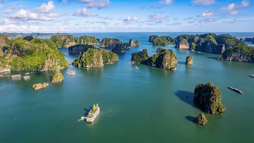 Tuyến tàu du lịch kết nối vịnh Hạ Long và vịnh Lan Hạ mở ra hành trình xuyên vùng di sản độc đáo, hấp dẫn.