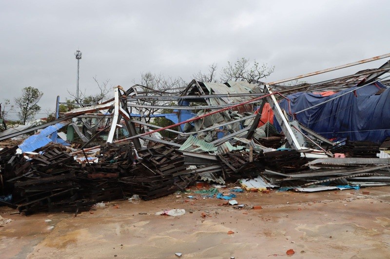 Nhà xưởng của Công ty TNHH TMDV Phước Tiến tại Khu công nghiệp Phú Tài , tỉnh Gia Lai bị thiệt hại do cơn bão số 13. Ảnh: Thùy Trang 