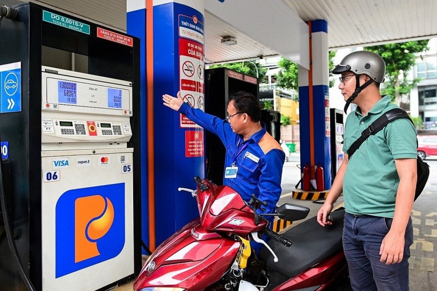 Giá xăng dầu trong nước hạ nhiệt, tạo điều kiện cho hoạt động sản xuất, kinh doanh và tiêu dùng. 