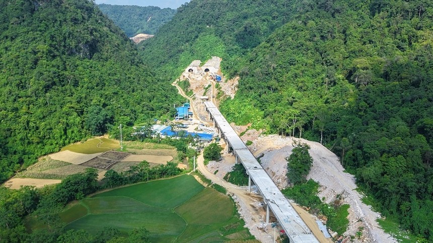 Một đoạn công trường thi công cao tốc Đồng Đăng - Trà Lĩnh. 