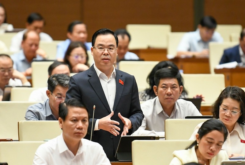 Đại biểu Trần Văn Khải phát biểu tại hội trường. 