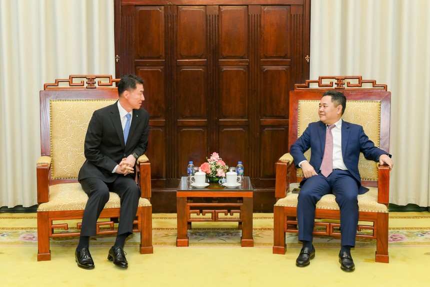 Phó Thống đốc Nguyễn Ngọc Cảnh (phải) trao đổi cùng ông Chang Min Young - Chủ tịch kiêm Tổng Giám đốc IBK. 