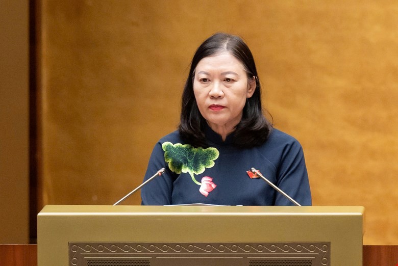 Chủ nhiệm Ủy ban Dân nguyện và Giám sát Lê Thị Nga trình bày báo cáo. 