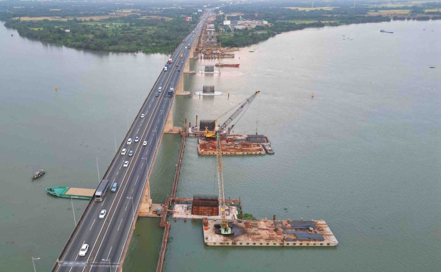 Thi công mở rộng cao tốc TP.HCM - Long Thành.